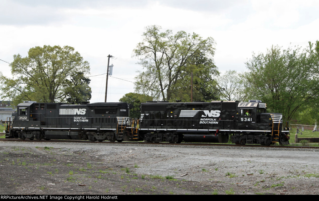 NS 2712 leads train 212 northbound